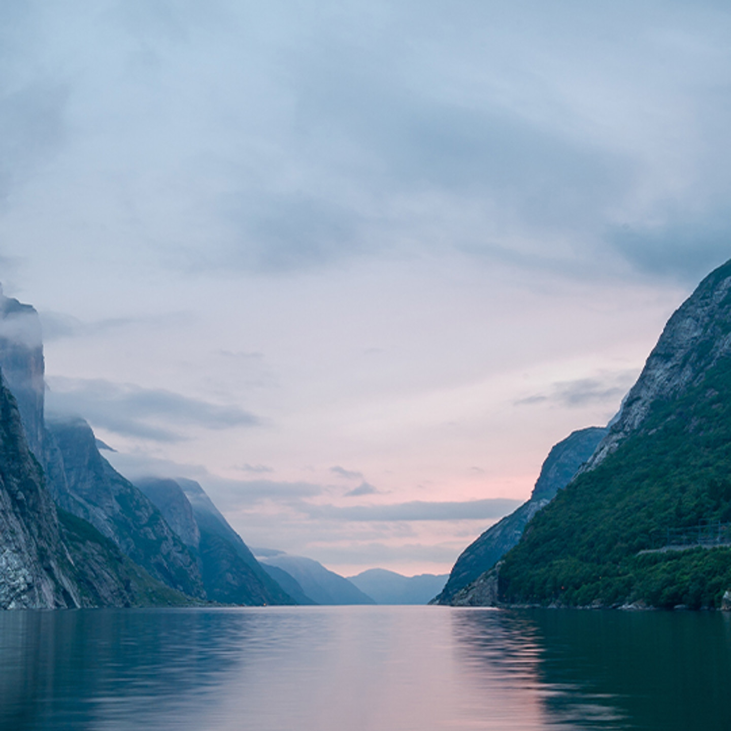 Allshares Portrait 1 water between mountain