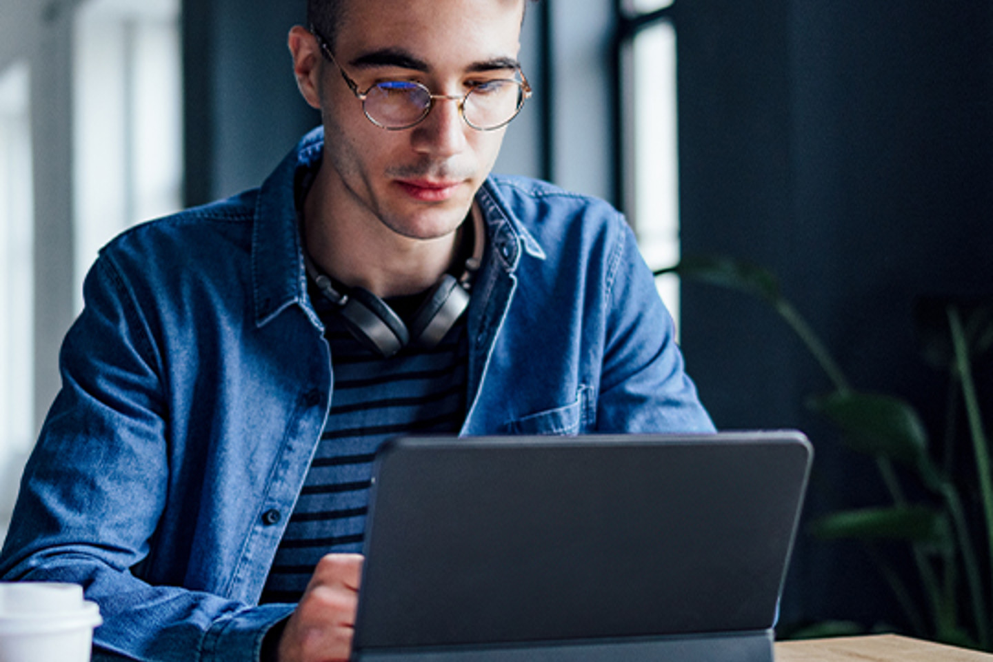 Odilo Portrait 3 man workin on tablet