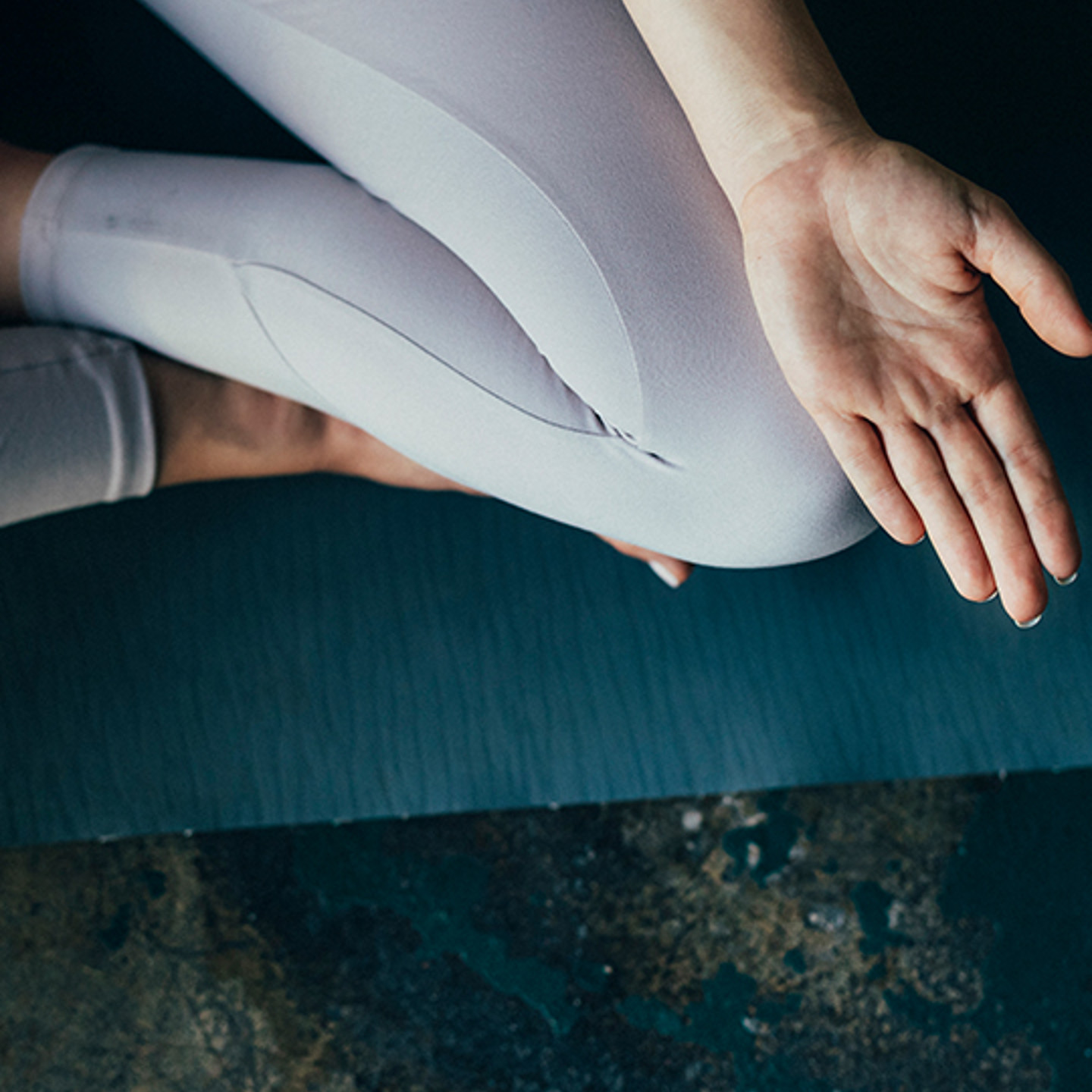 Epassi Portrait 1 Hand resting on legs