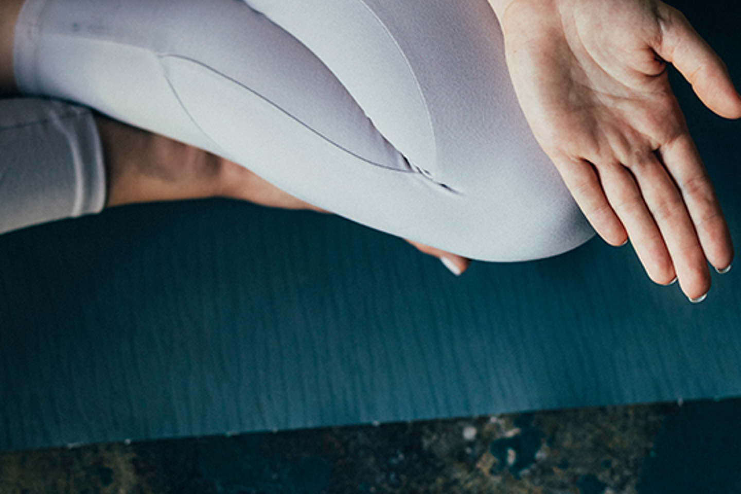 Epassi Portrait 1 Hand resting on legs