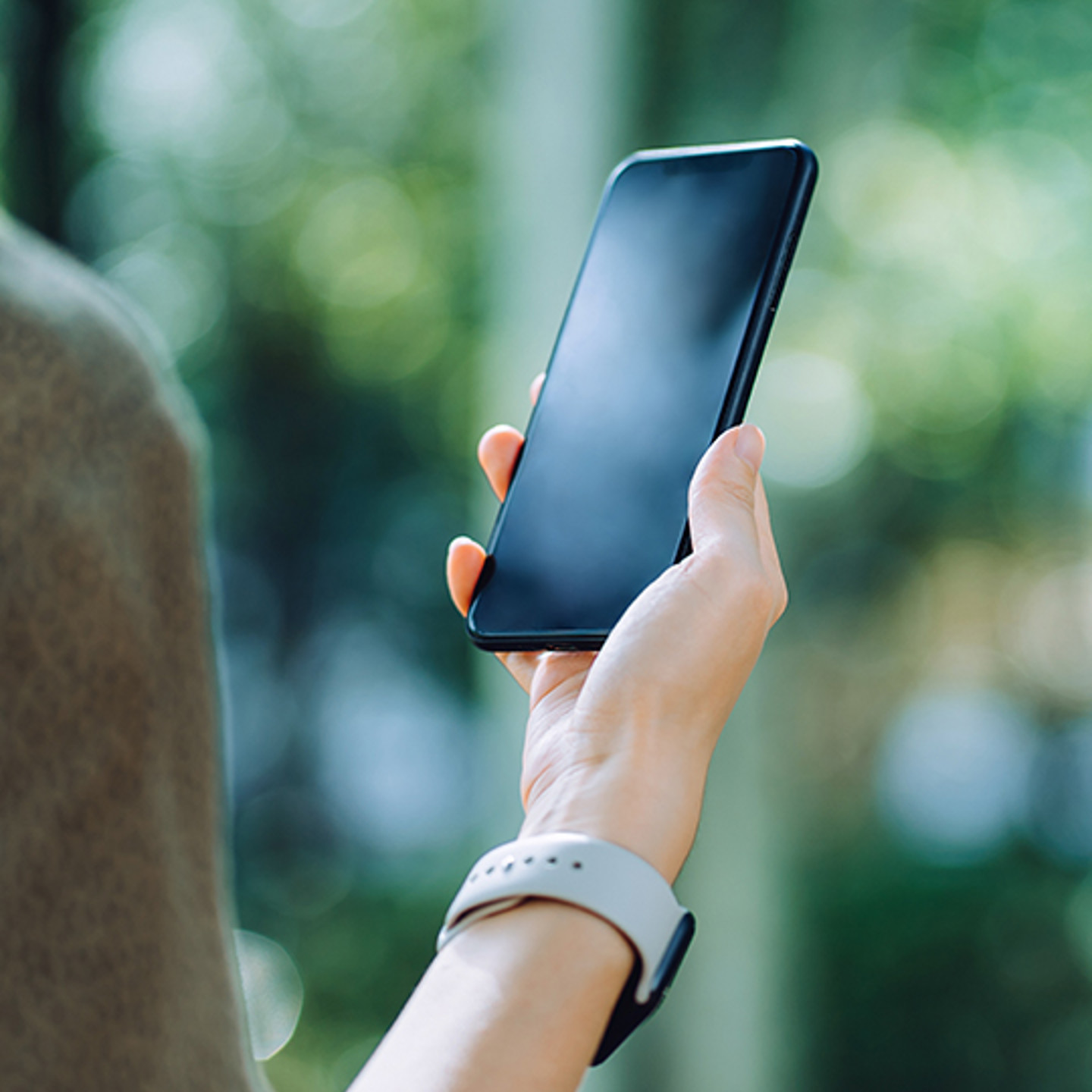 Cafeyn Portrait 1 arm holding phone