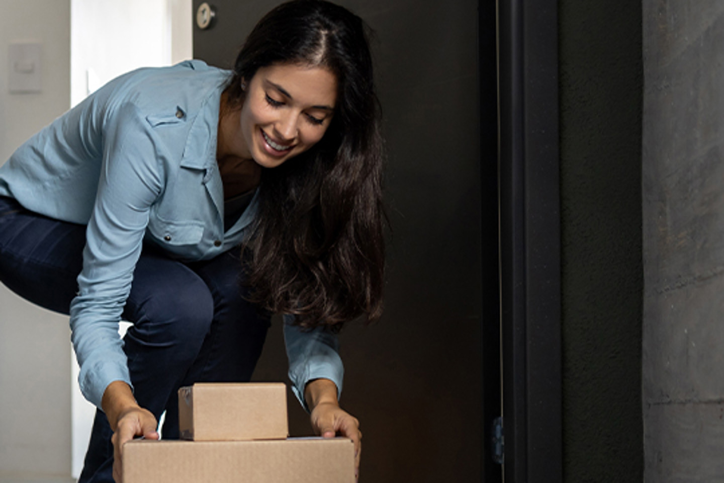 Paack Portrait 3 woman picking up parcels