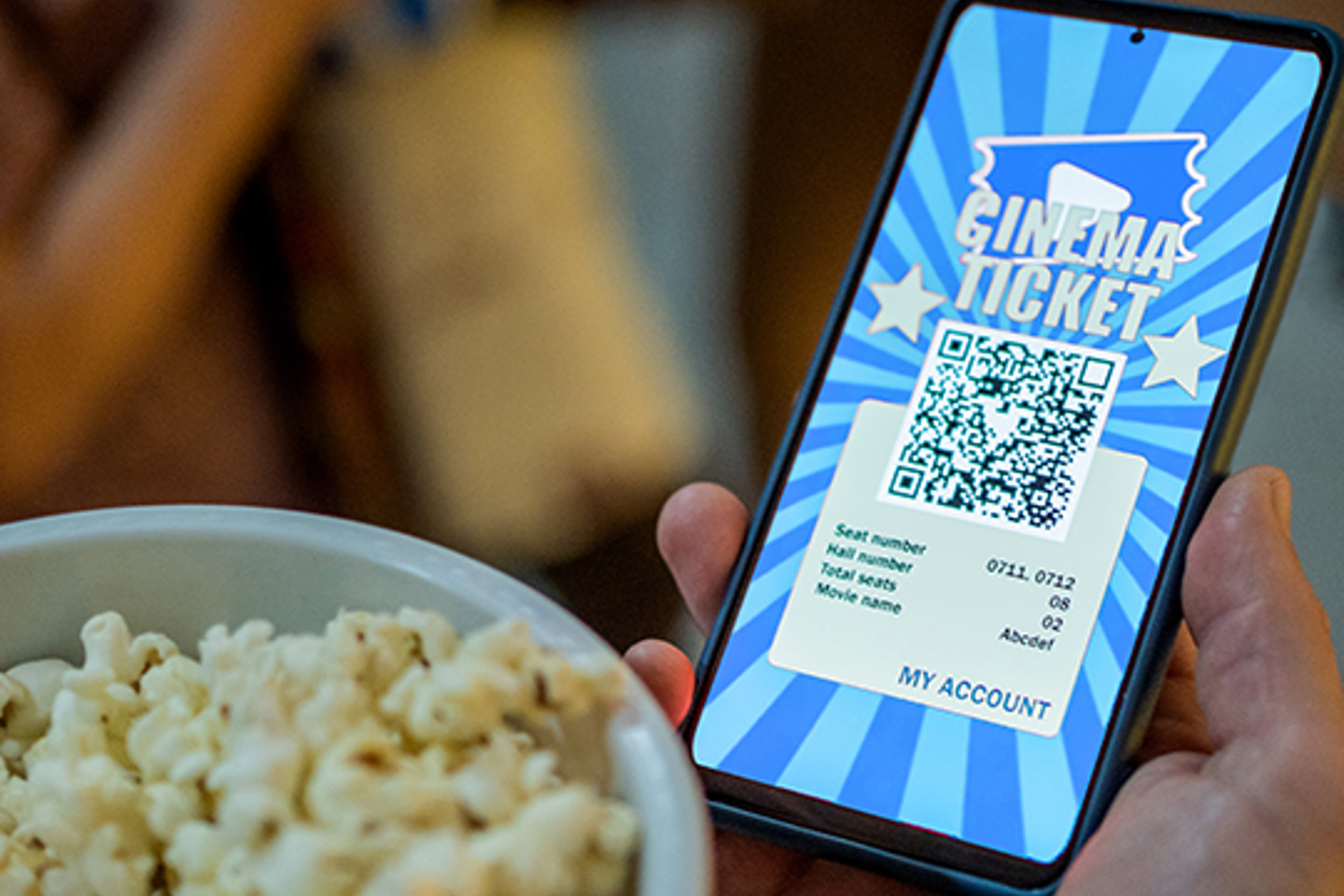 Epassi Portrait 3 popcorn and cinema ticket on phone