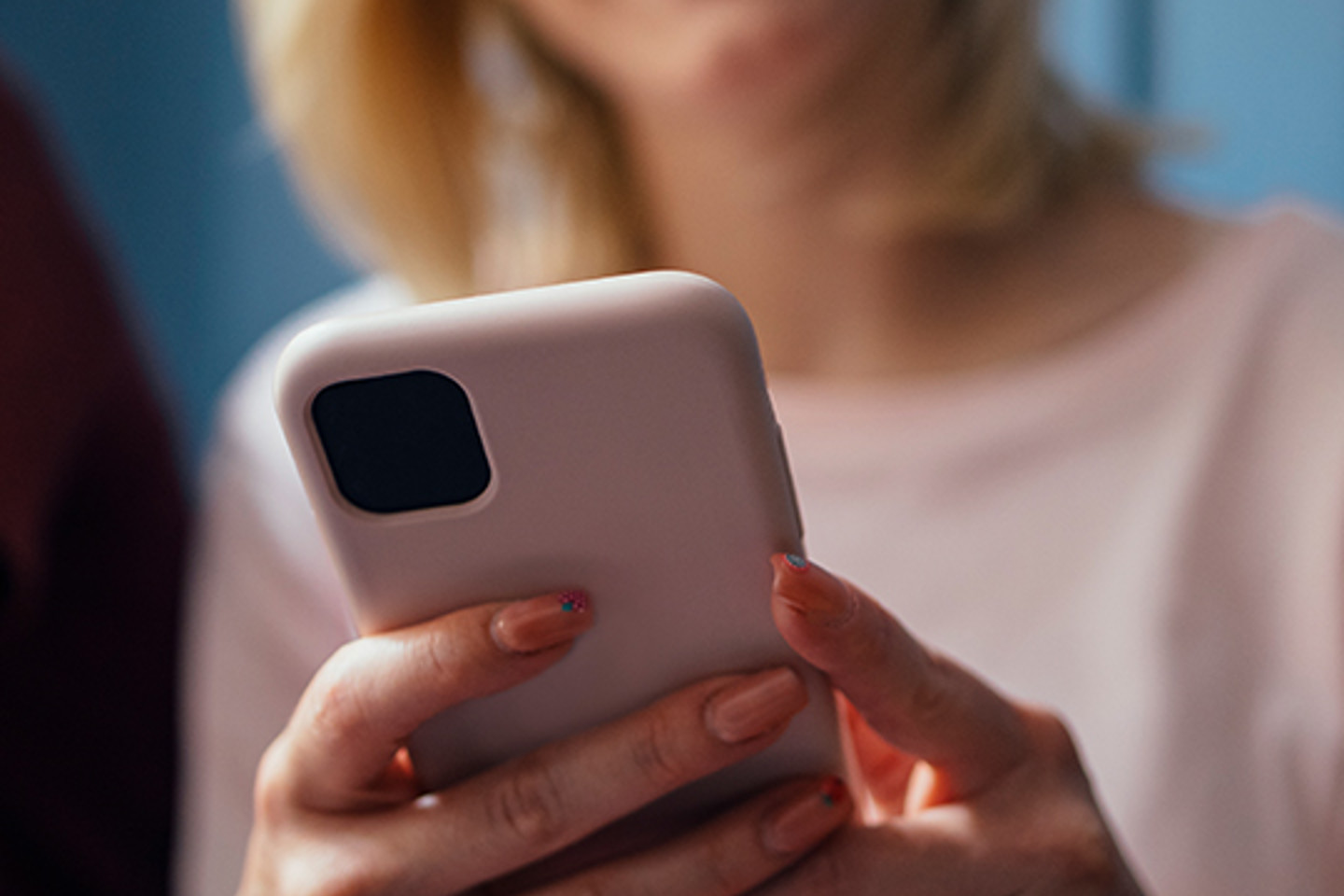 Epassi Portrait 2 woman on phone