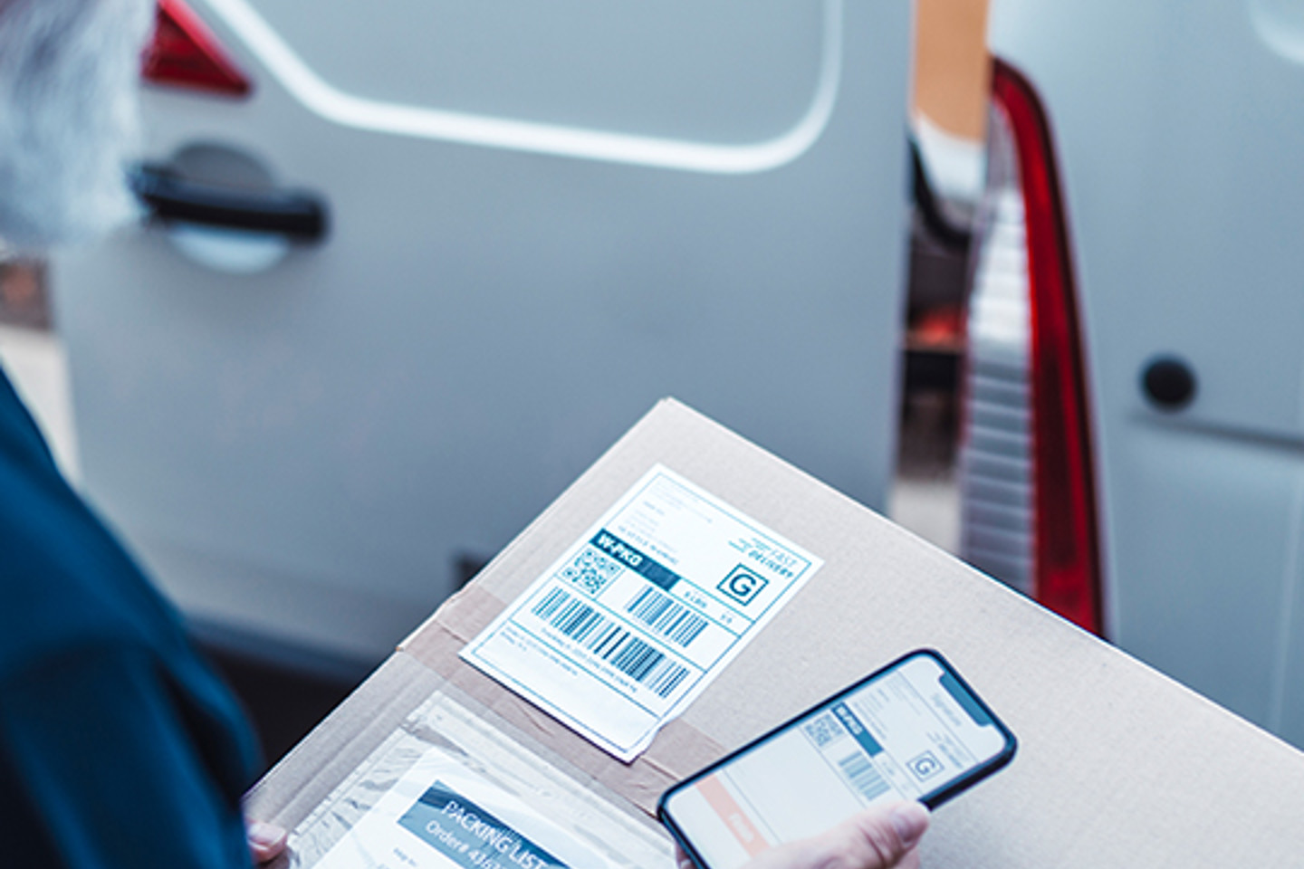 Paack Portrait 1 man scanning parcel barcode