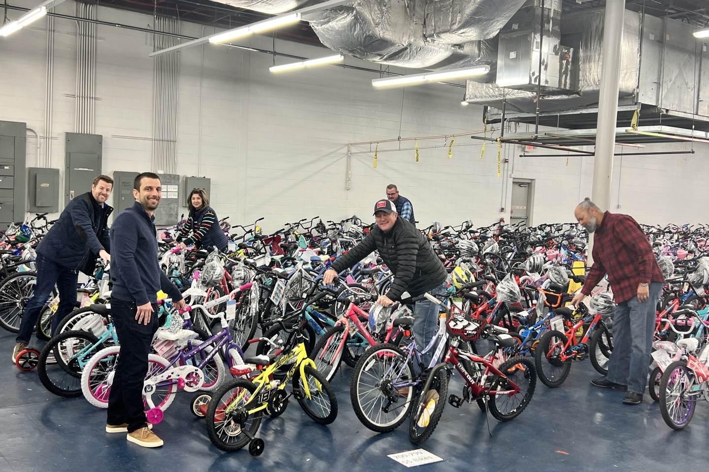 Opex Team Volunteering At Toy Shop (1)