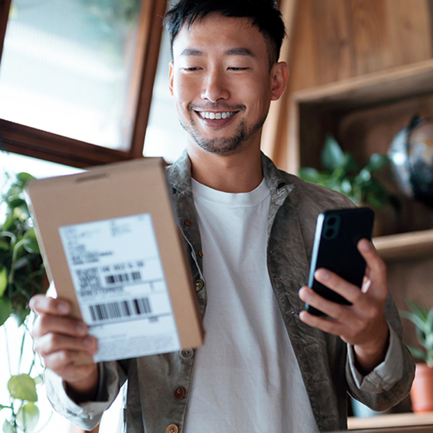Billbee Portrait 2 smiling man holding parcel