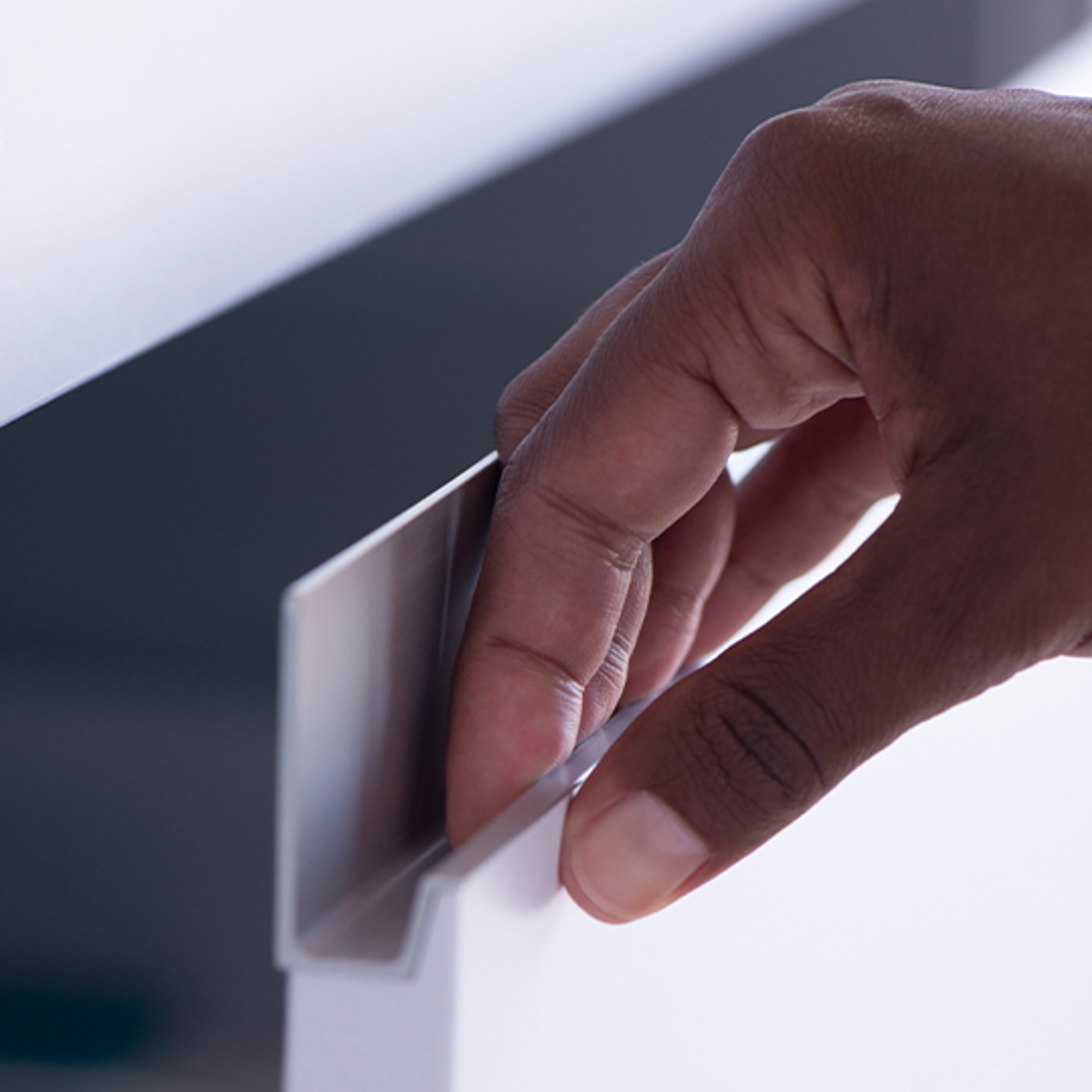 Hettich Portrait 1 fingers holding onto metal