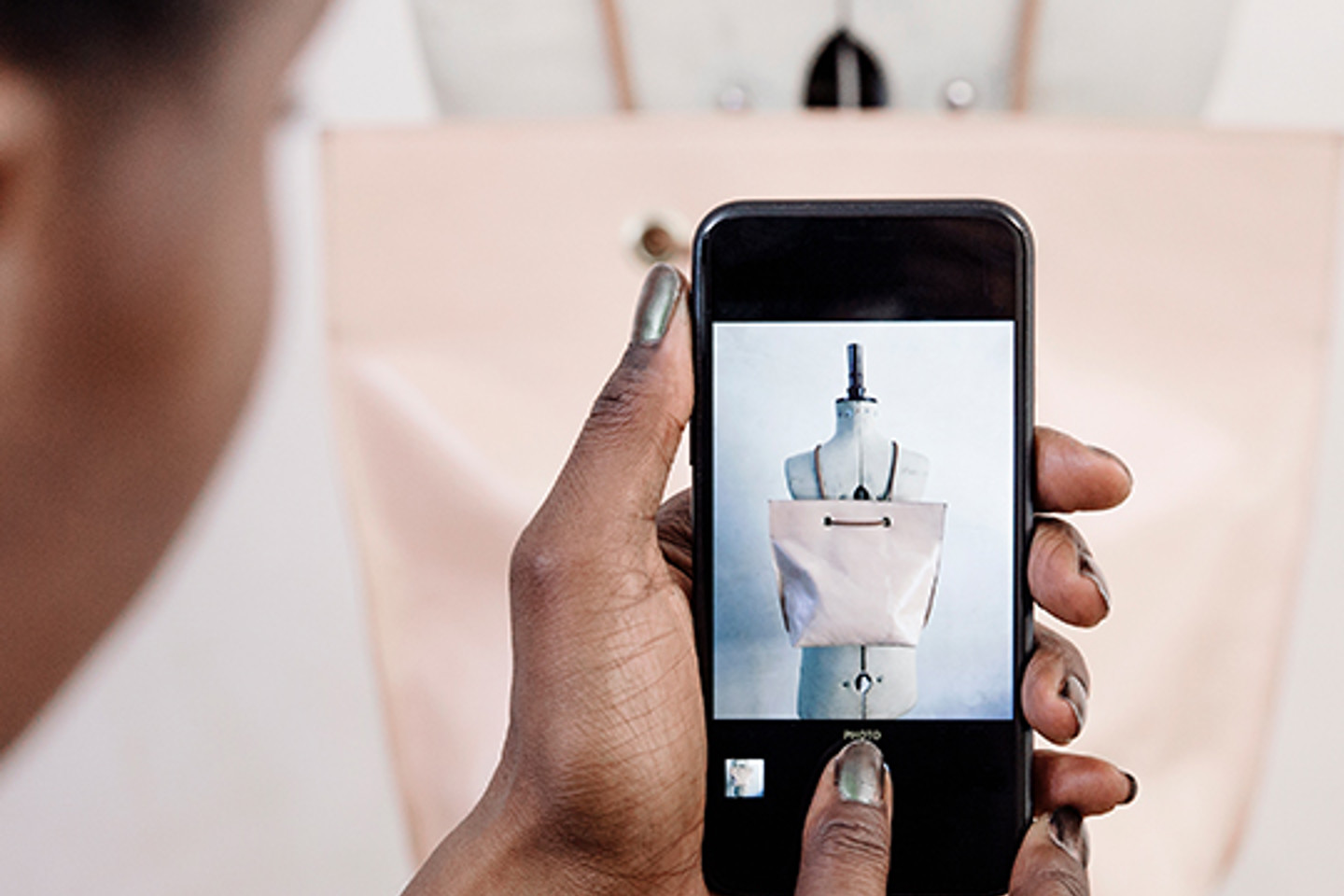 Productsup Portrait 1 woman taking photo of bag